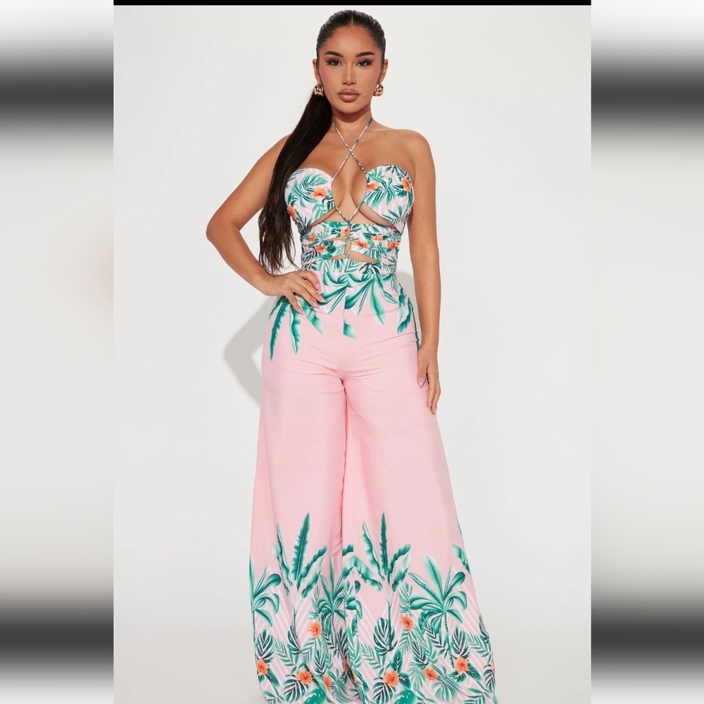 This BEAUTIFUL NWT jumper screams VACATION!!!! it's cute & sexy!